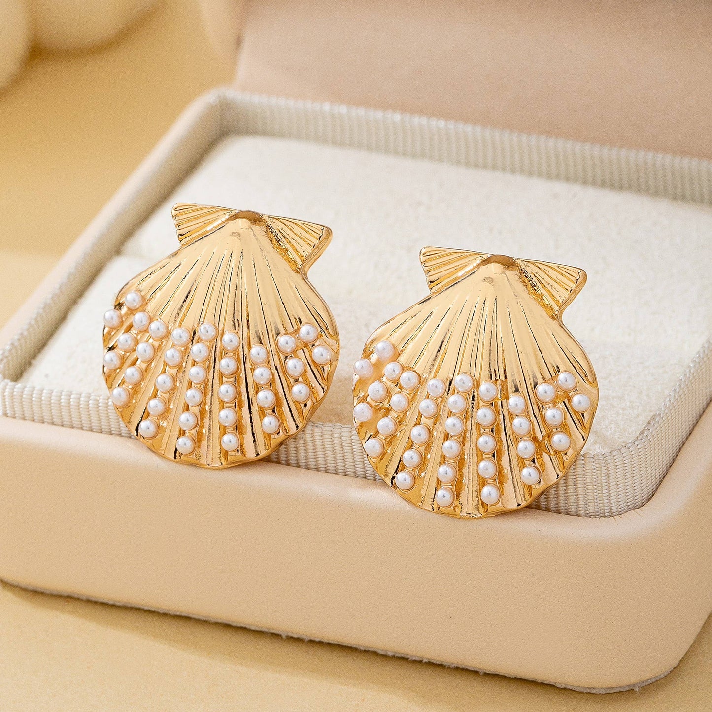 JOSSLYN by wall to wall - Scalloped Shell Pearl Stud Earrings | 80E62126