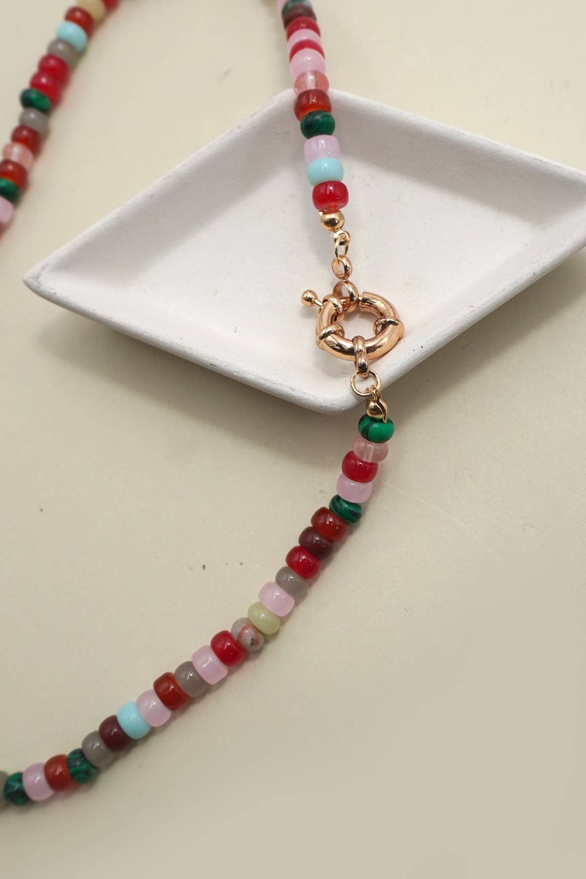 JOSSLYN by wall to wall - NATURAL STONE CHARM SPRING CLASP BEADED NECKLACE | 40NK9467
