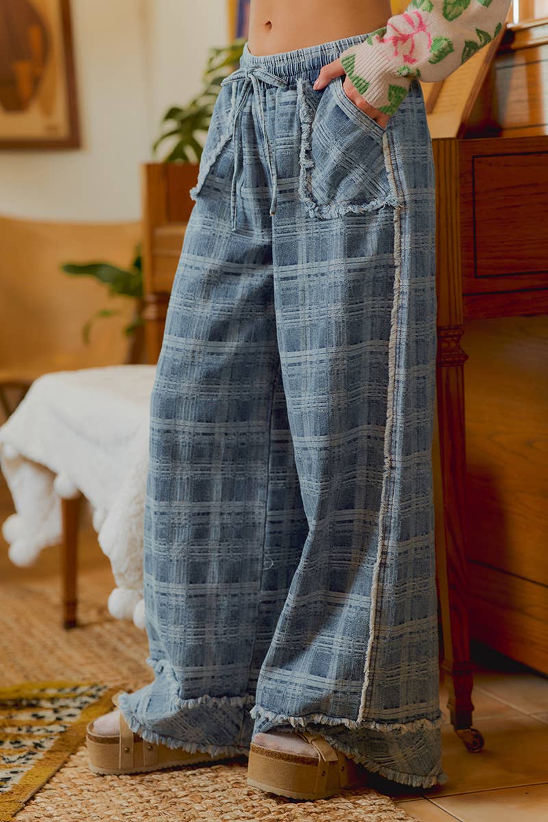 FRAYED DETAIL PLAID WIDE LEG JEANS WITH DUAL POCKETS