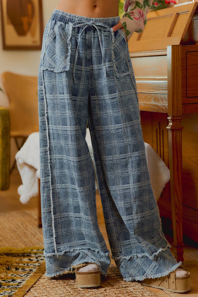 FRAYED DETAIL PLAID WIDE LEG JEANS WITH DUAL POCKETS