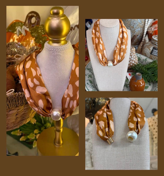 Fawn print magnetic pearl necklace
