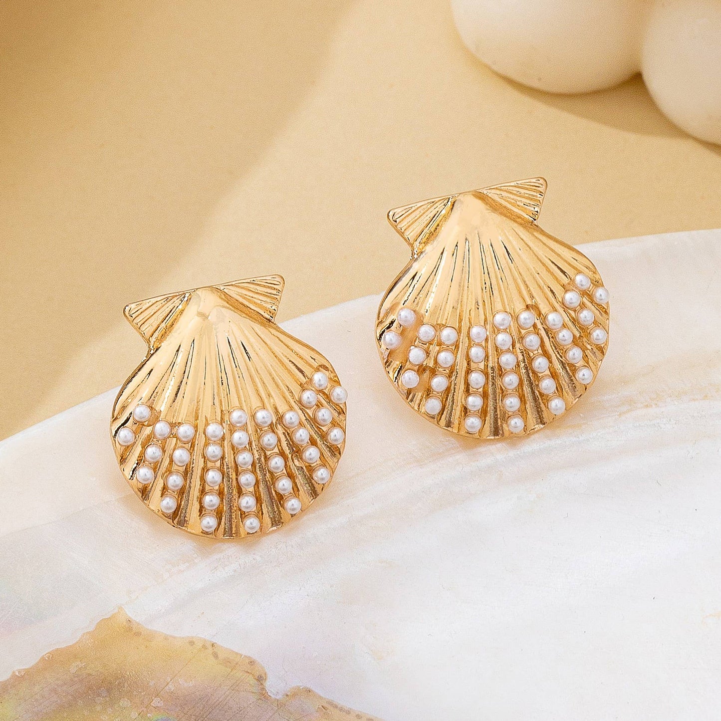 JOSSLYN by wall to wall - Scalloped Shell Pearl Stud Earrings | 80E62126
