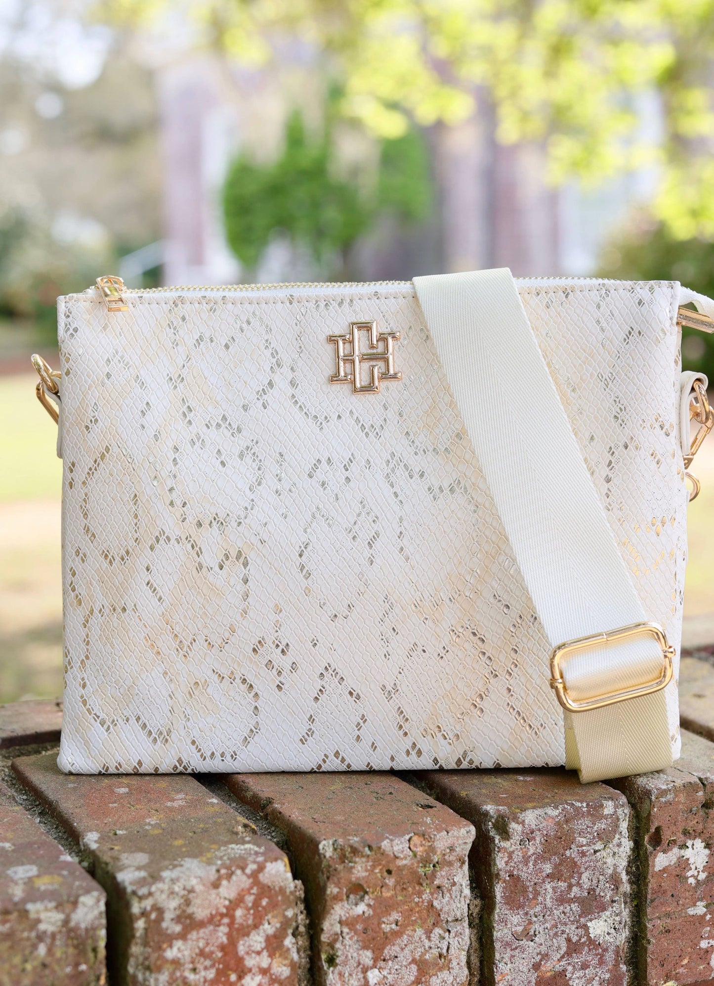 Caroline Hill - Ariana Crossbody METALLIC CREAM