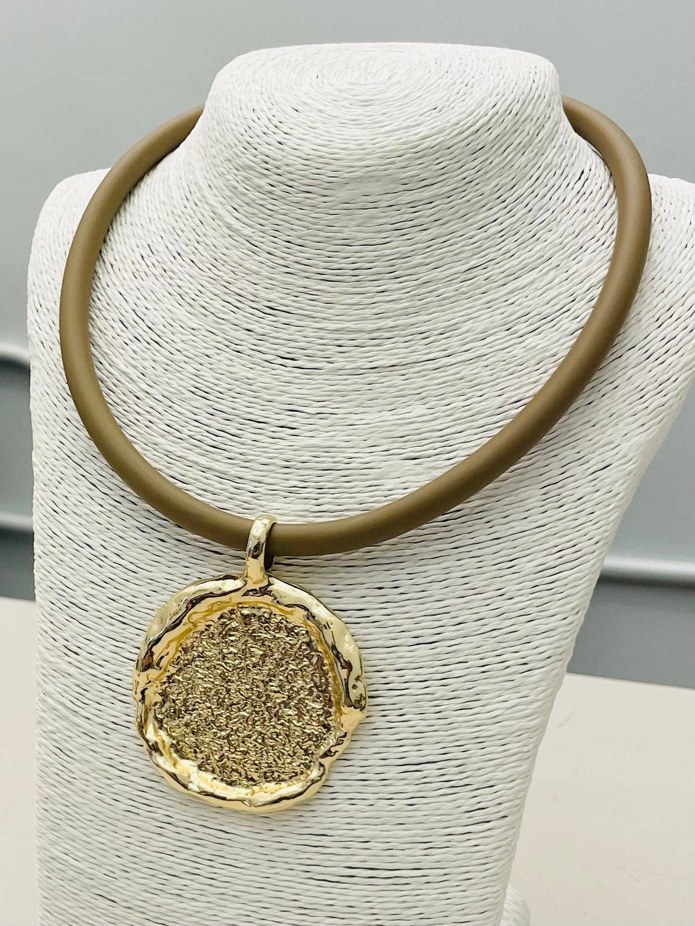 TWO FORTY TWO - CHIC - Stamped Pendant Necklace (dark taupe)
