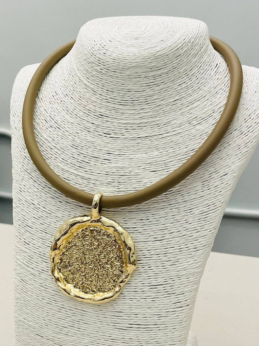 TWO FORTY TWO - CHIC - Stamped Pendant Necklace (dark taupe)