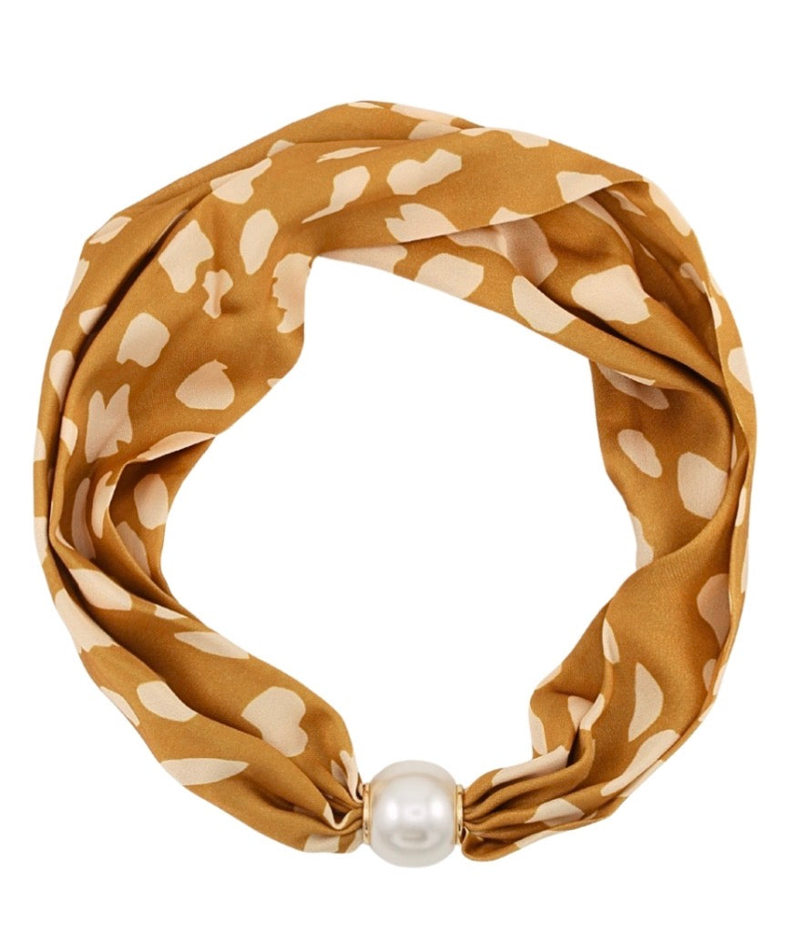 Fawn print magnetic pearl necklace