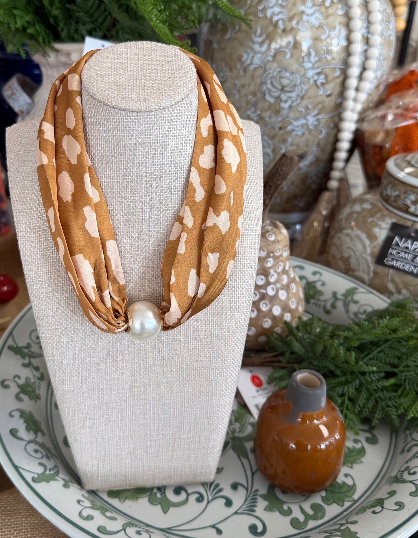 Fawn print magnetic pearl necklace
