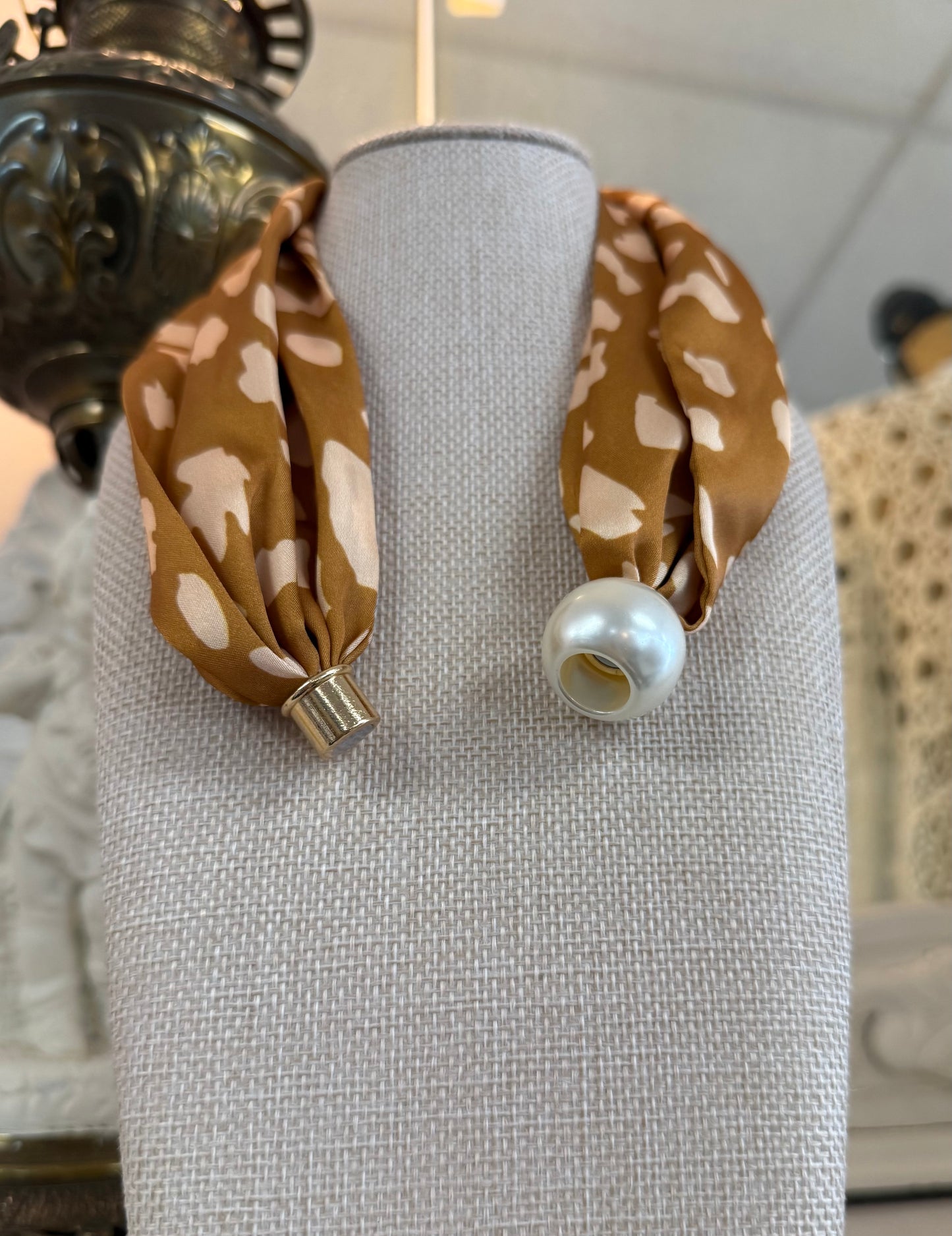 Fawn print magnetic pearl necklace