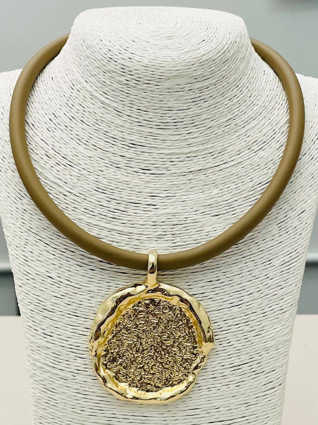TWO FORTY TWO - CHIC - Stamped Pendant Necklace (dark taupe)