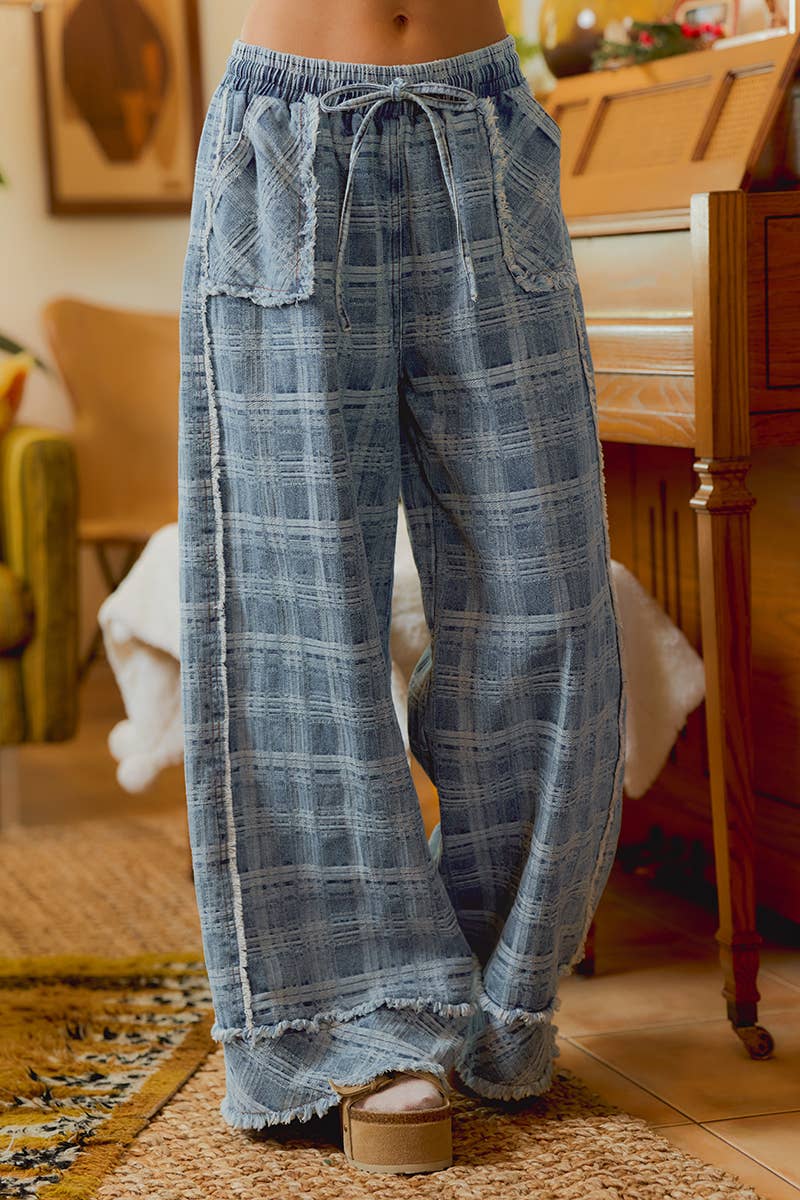 FRAYED DETAIL PLAID WIDE LEG JEANS WITH DUAL POCKETS