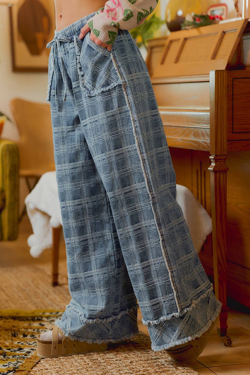 FRAYED DETAIL PLAID WIDE LEG JEANS WITH DUAL POCKETS
